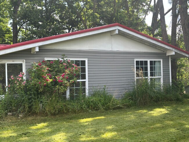 Building Photo - 584 Cedardale Dr