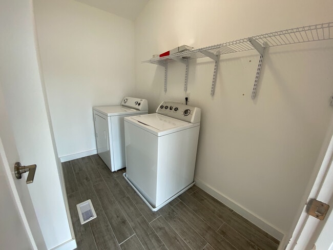 Building Photo - Room in Single Family Home on Heck St