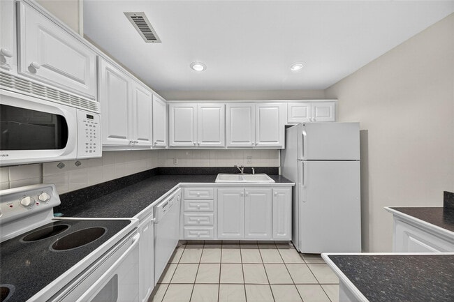 Building Photo - 6417 Bay Club Dr