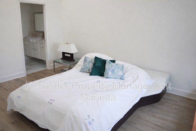 Building Photo - 603 Serramonte Dr