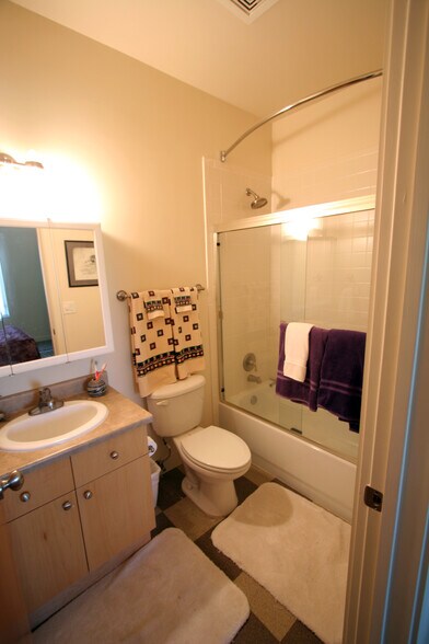 Building Photo - 315 Belvedere Ave SW