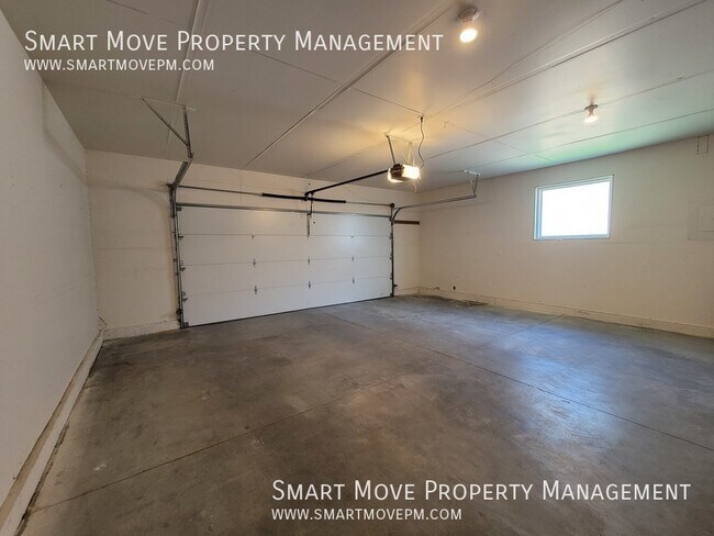 Building Photo - 108 W Crest Wood Dr