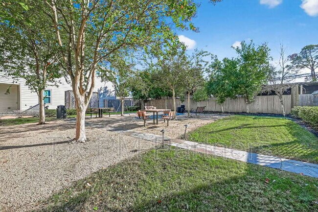 Building Photo - 10949 Cannes Memorial Dr