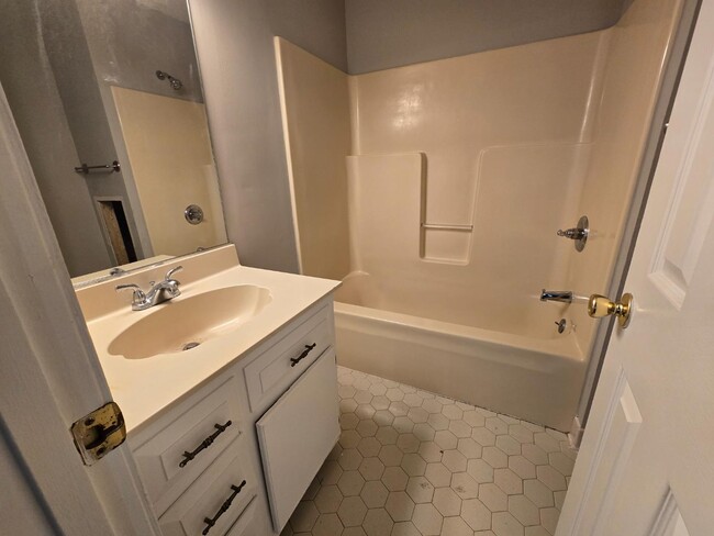 Building Photo - 224A Hunter Dr