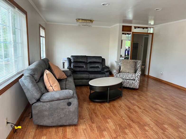 Primary Photo - 430 E 184th St