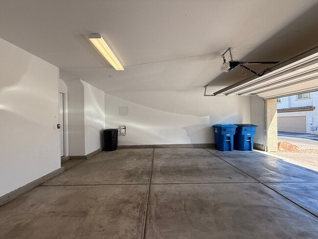 Building Photo - 3 BED 2.5 BATH 2 CAR GARAGE TOWNHOUSE WITH...