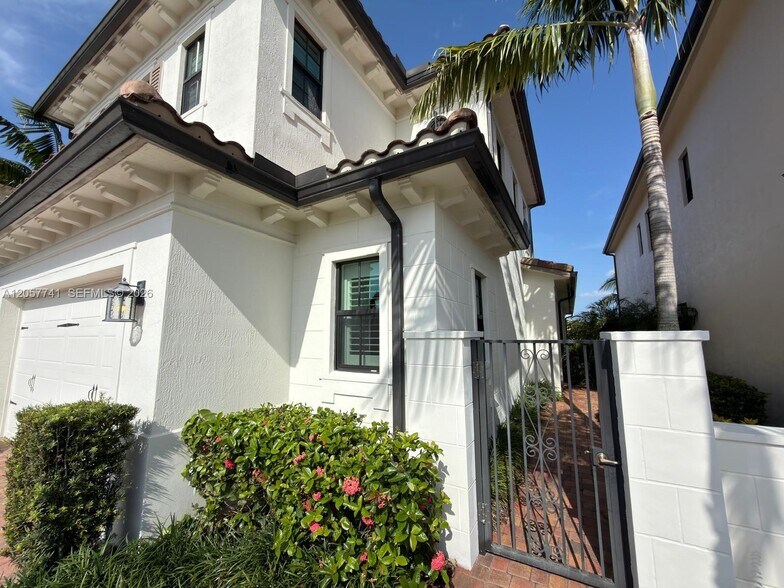 Building Photo - 455 SW 113th Ln