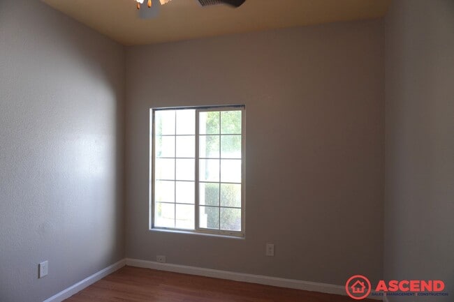 Building Photo - Beautiful home located in the Northwest!