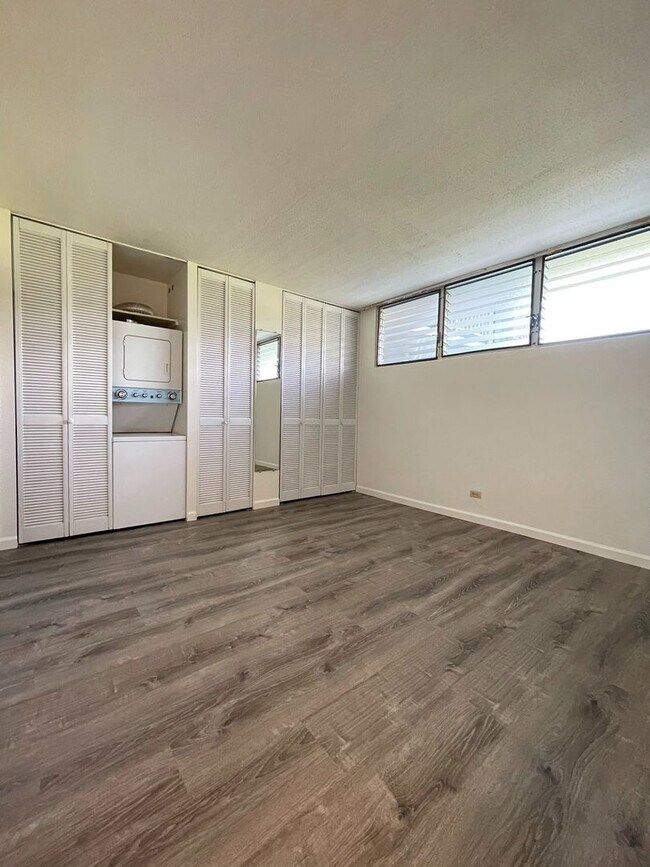 Building Photo - 1582