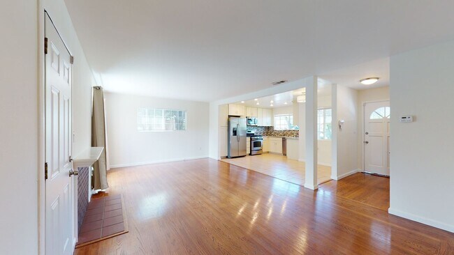 Building Photo - Updated 3 bedroom home, backyard, washer/d...
