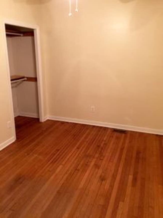 Building Photo - 3 bed 2 bath house. Laundry, all electric,...