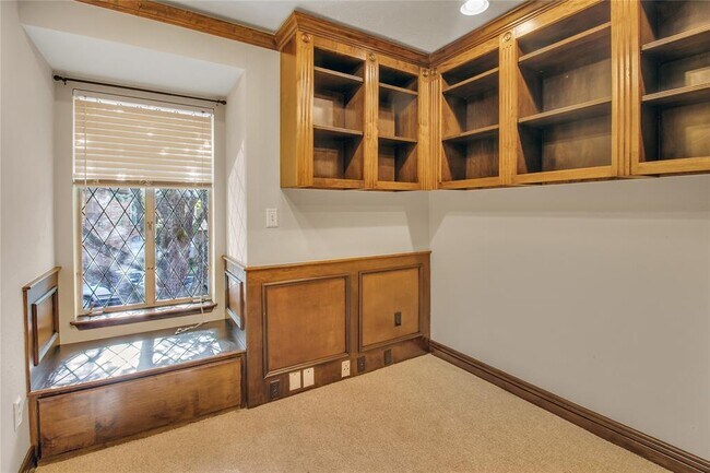 Building Photo - 452 N Post Oak Ln