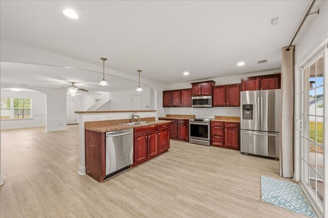 Building Photo - Spacious 5-Bedroom Home with Screened Patio & Private Fenced Yard in Guyton