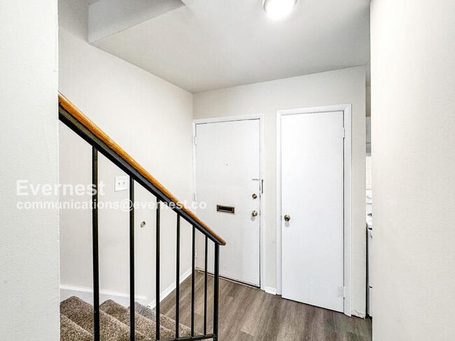 Building Photo - 2 Bed & 1.5 Bath Townhouse in Colonial Heights / Available Now!