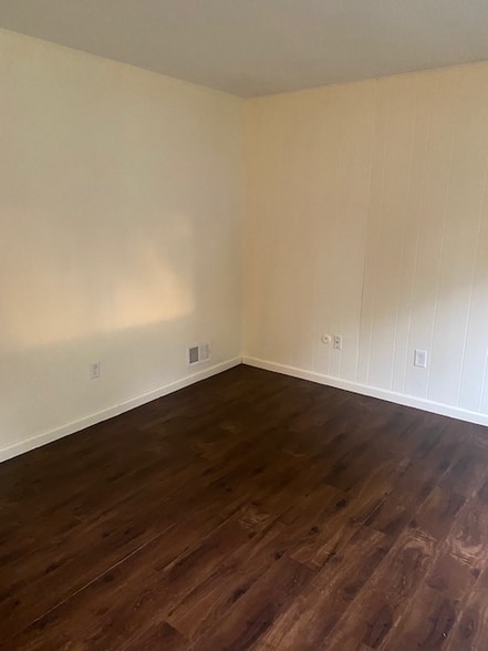 Building Photo - 8075 Oak St