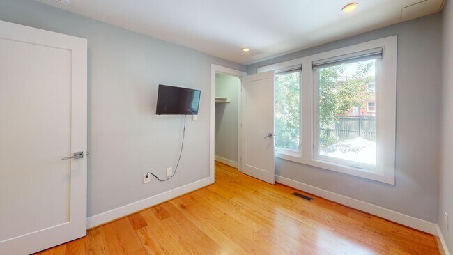 Building Photo - 1530 Levis St NE