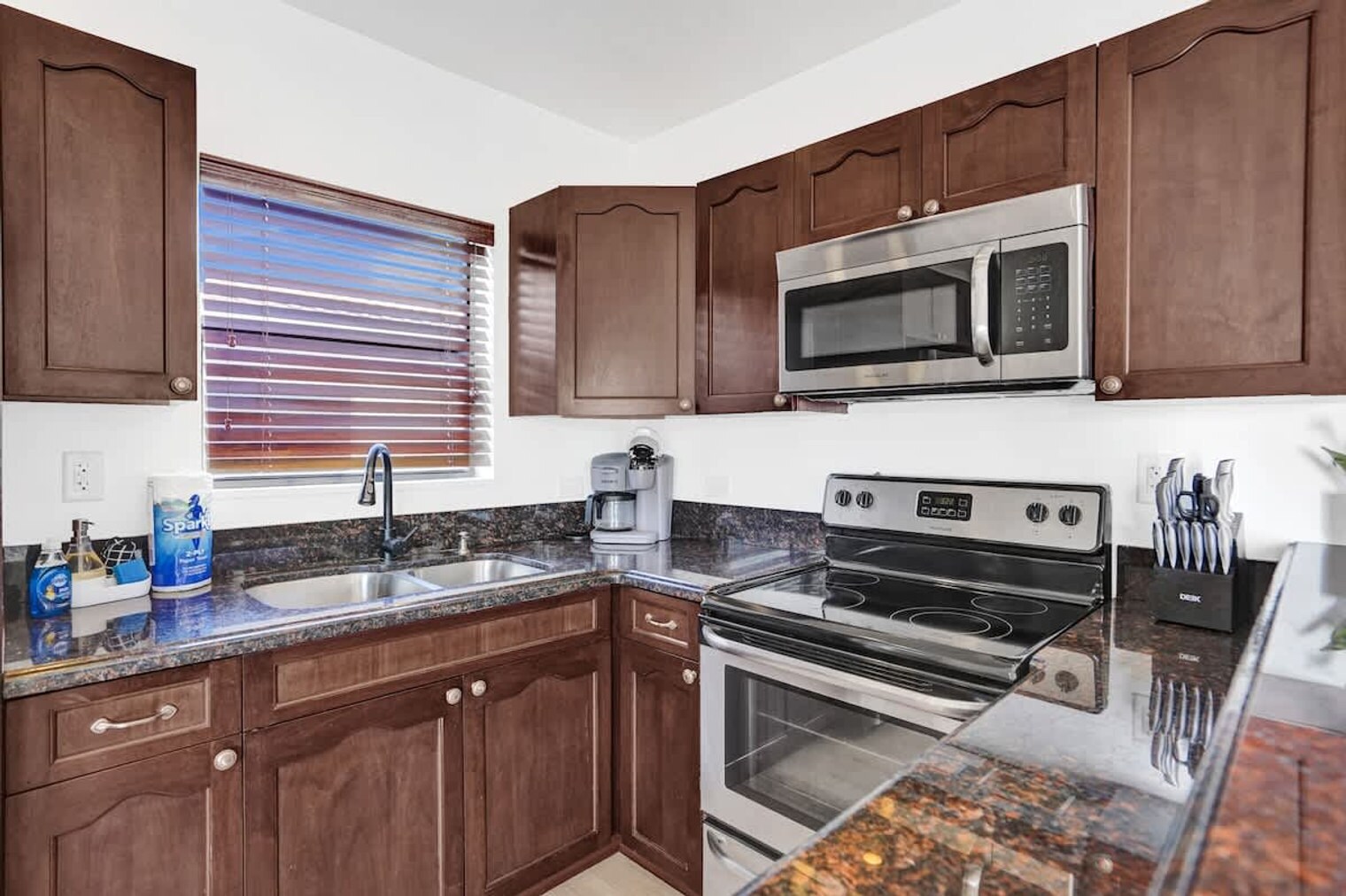 Building Photo - 333 Walnut St