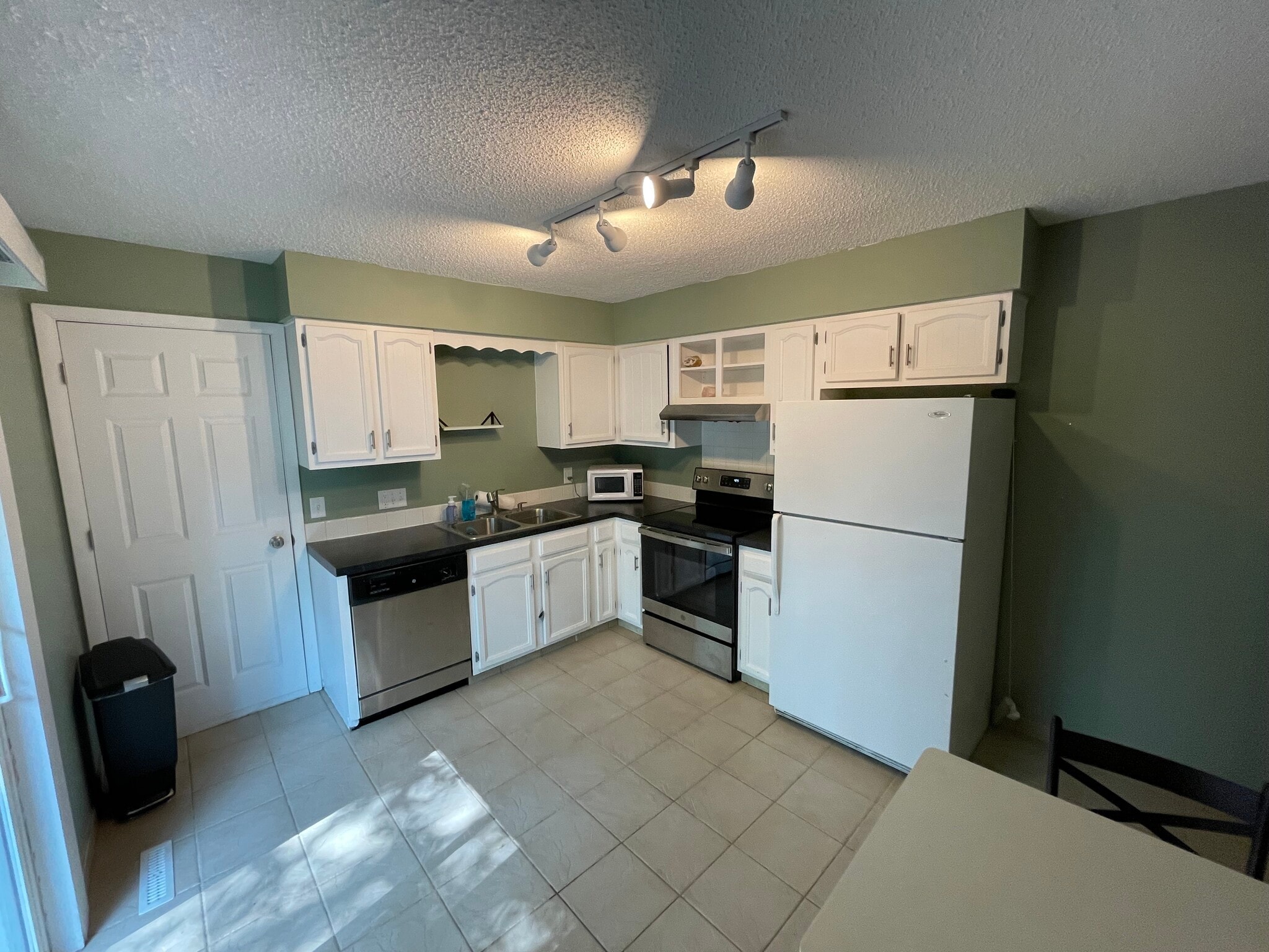 Eat-In Kitchen - 2924 56th St
