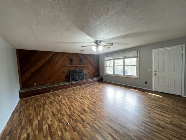 Building Photo - Quiet Living but Only a Mile from downtown...