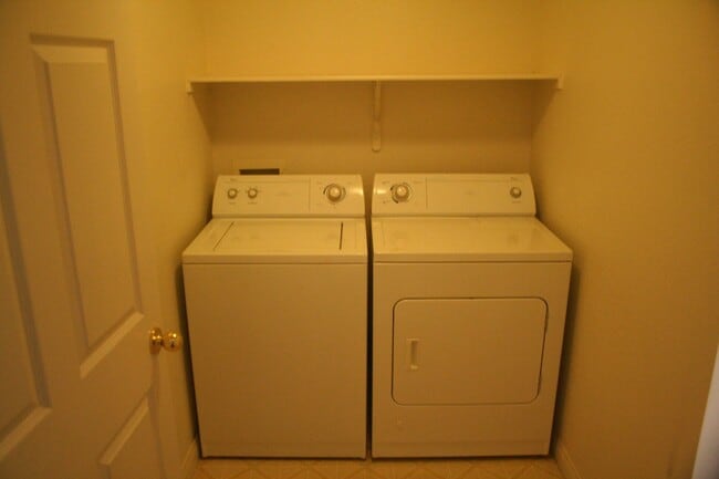 Building Photo - 2 Bed, 2 Bath, downstairs, 1 Story Unit, 1...