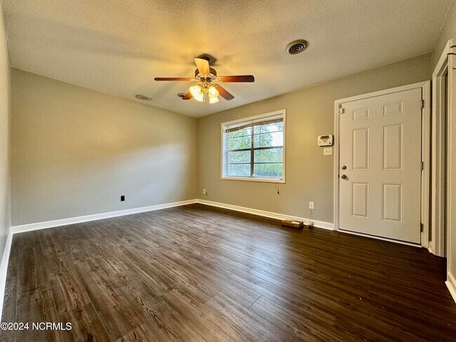 Building Photo - 526 W Thurman Rd