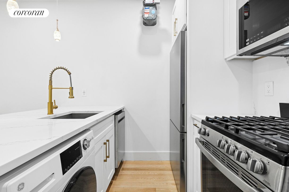 Building Photo - 204 W 96th St