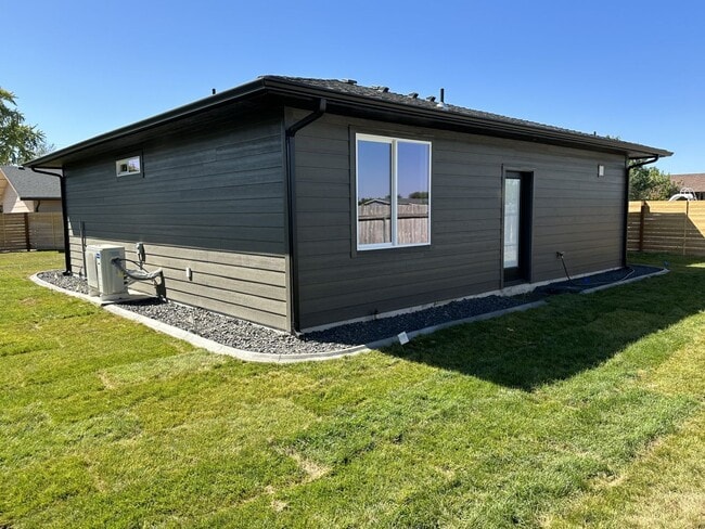 Building Photo - A Bright & Contemporary Home in Pasco