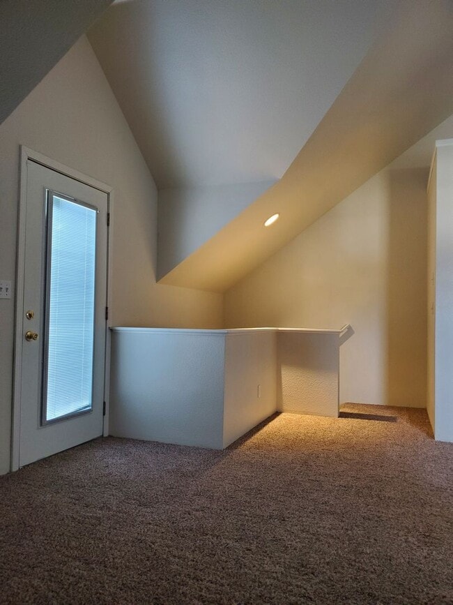 Building Photo - Large 1 Bedroom Home