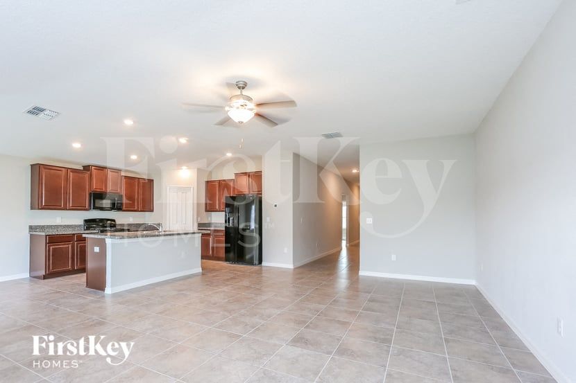 Building Photo - 5001 White Chicory Dr