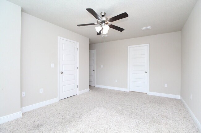 Building Photo - Spacious 3-Bed, 2.5-Bath Townhome Steps from Blue Wahoos Stadium & Palafox Street with Upgraded K...