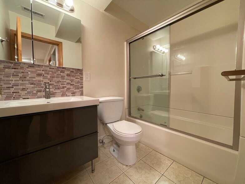 Building Photo - 1803 Beacon St