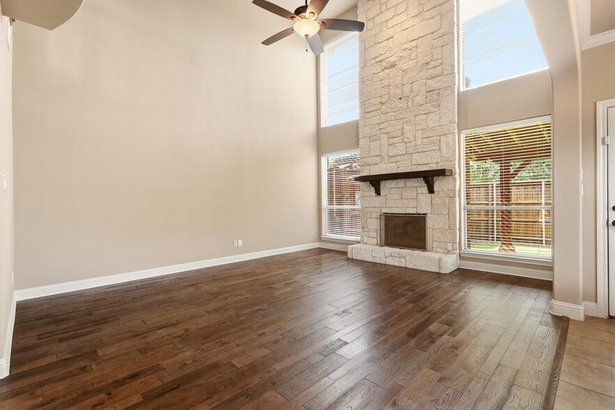 Building Photo - 627 Seymour Dr