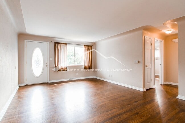 Building Photo - 1/2 Duplex with Central AC and Fenced Yard