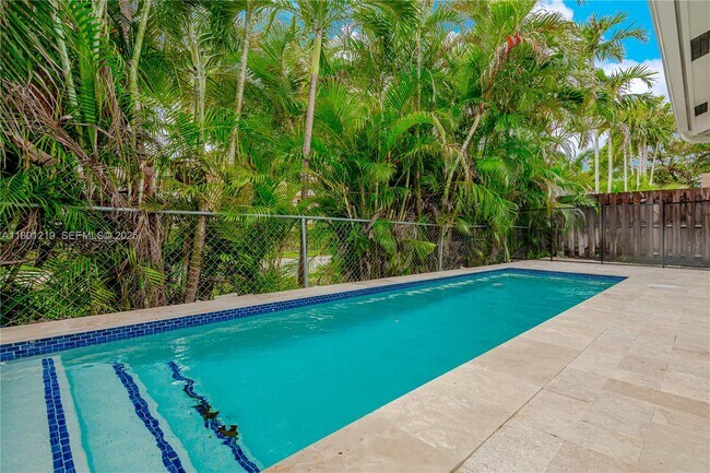 Building Photo - 216 SE 9th St