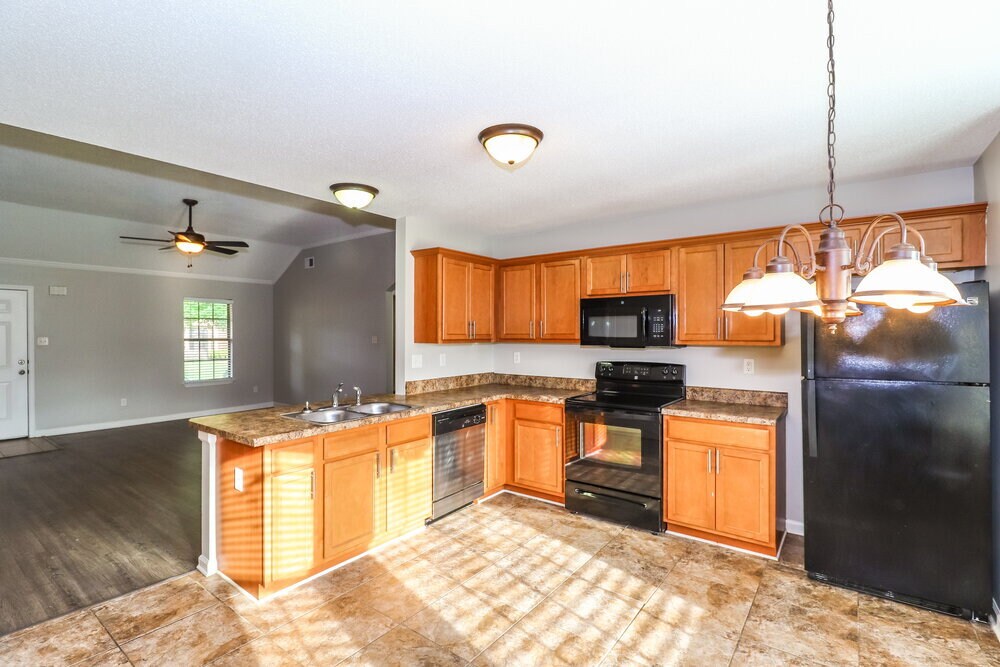 Building Photo - 1609 Sawmill Creek Ln