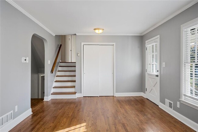 Building Photo - 2857 Fontainebleau Dr