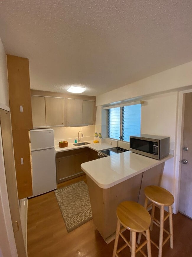 Building Photo - Central location! 1 bedroom, 1 bath, 1 parking. - Pet Possible - Available Now!