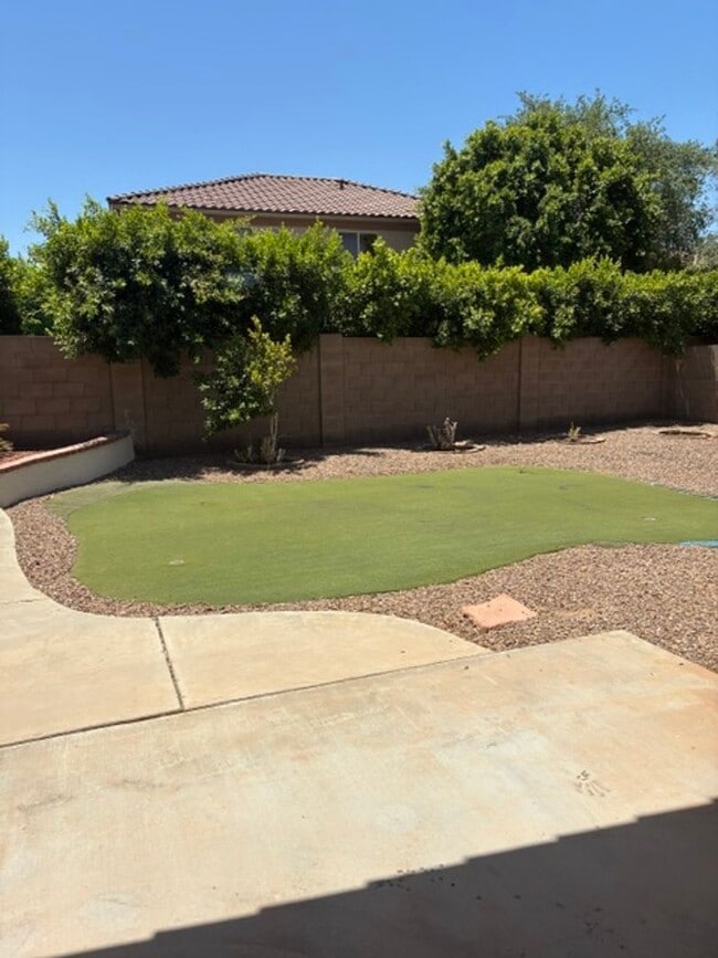 Building Photo - 529 E Cantebria Dr