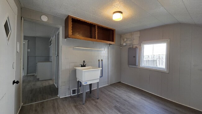 Building Photo - "3 Bedroom Beautifully Updated home on West 81st Street!"