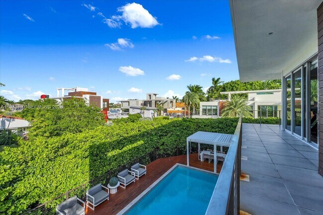 Building Photo - 201 Palm Ave