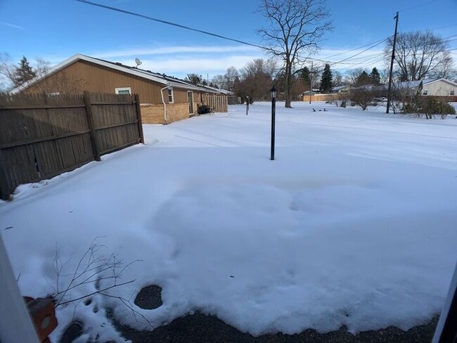 Building Photo - 2 Bed Duplex in Bridgman with attached garage!