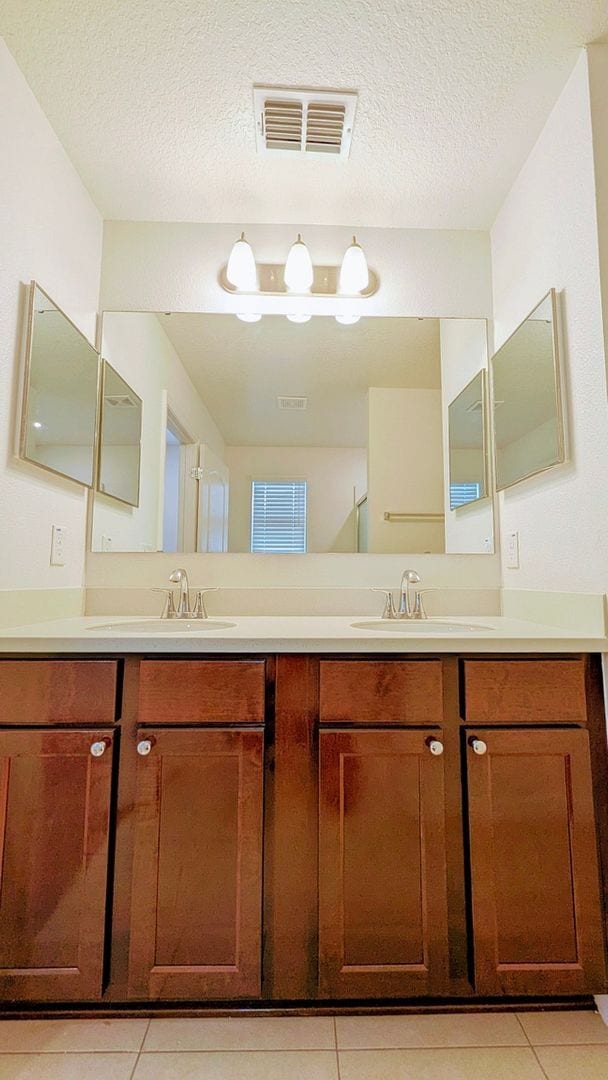 Building Photo - BEAUTIFUL 3-BEDROOM, 3-BATHROOM LUXURY TOW...