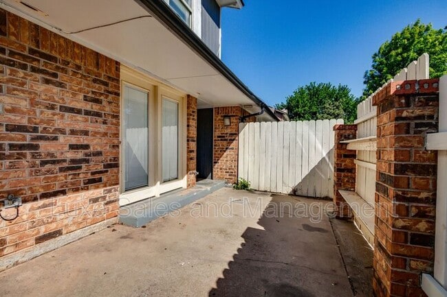 Building Photo - 13813 Fairhill Ave