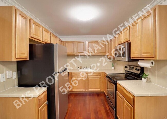 Building Photo - Upper end-unit condo in desirable Rochester Hills