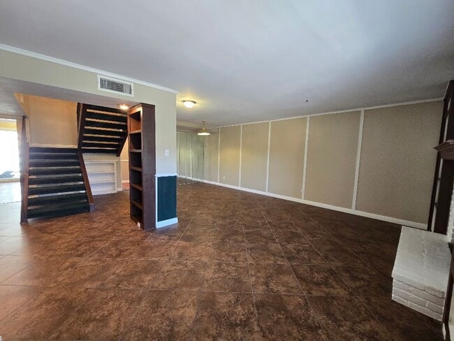 Building Photo - A Fabulous 3 Bedroom Townhome Centrally located.