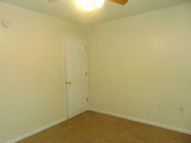 Building Photo - 1709 N Lakewood Dr