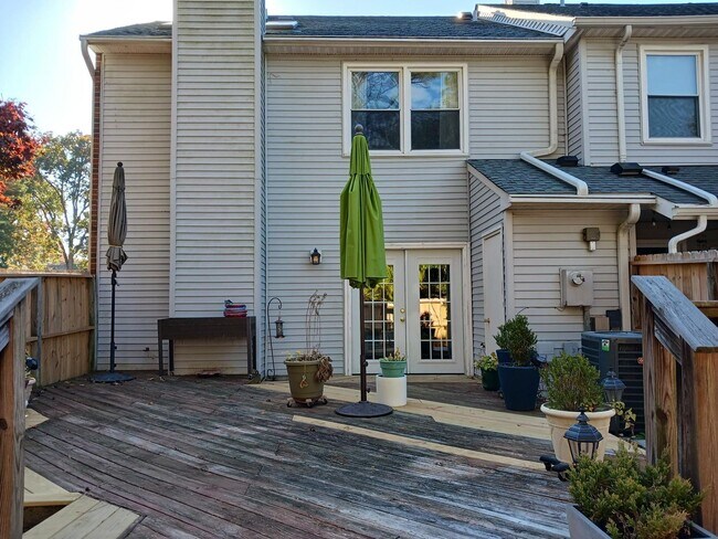 Building Photo - Yorktown Townhouse