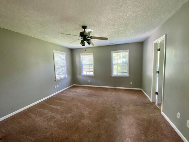 Building Photo - Beautiful 4 Bedroom Home In Hunter's Creek
