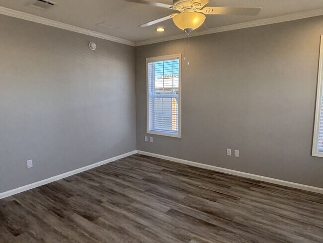 Building Photo - 965 E Orinoco Ave