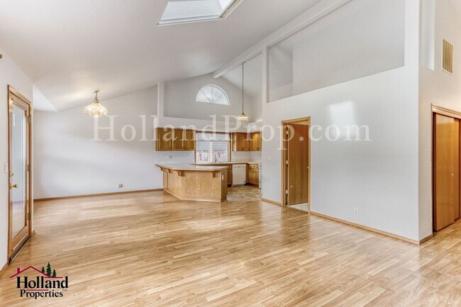 Building Photo - Pet-Friendly Hillsboro Home with Brand New Carpets and Fresh Paint!